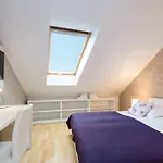 ラウラ ラックス スイーツ ゲストハウス 4*