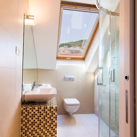 Gostinjska kuća Laura Lux 4*