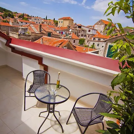 Laura Lux Gostinjska kuća 4*