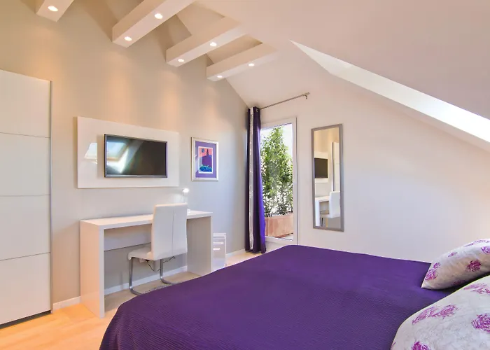 Laura Lux Guest house