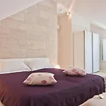 Laura Lux Guest house