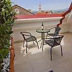 Laura Lux سبليت
